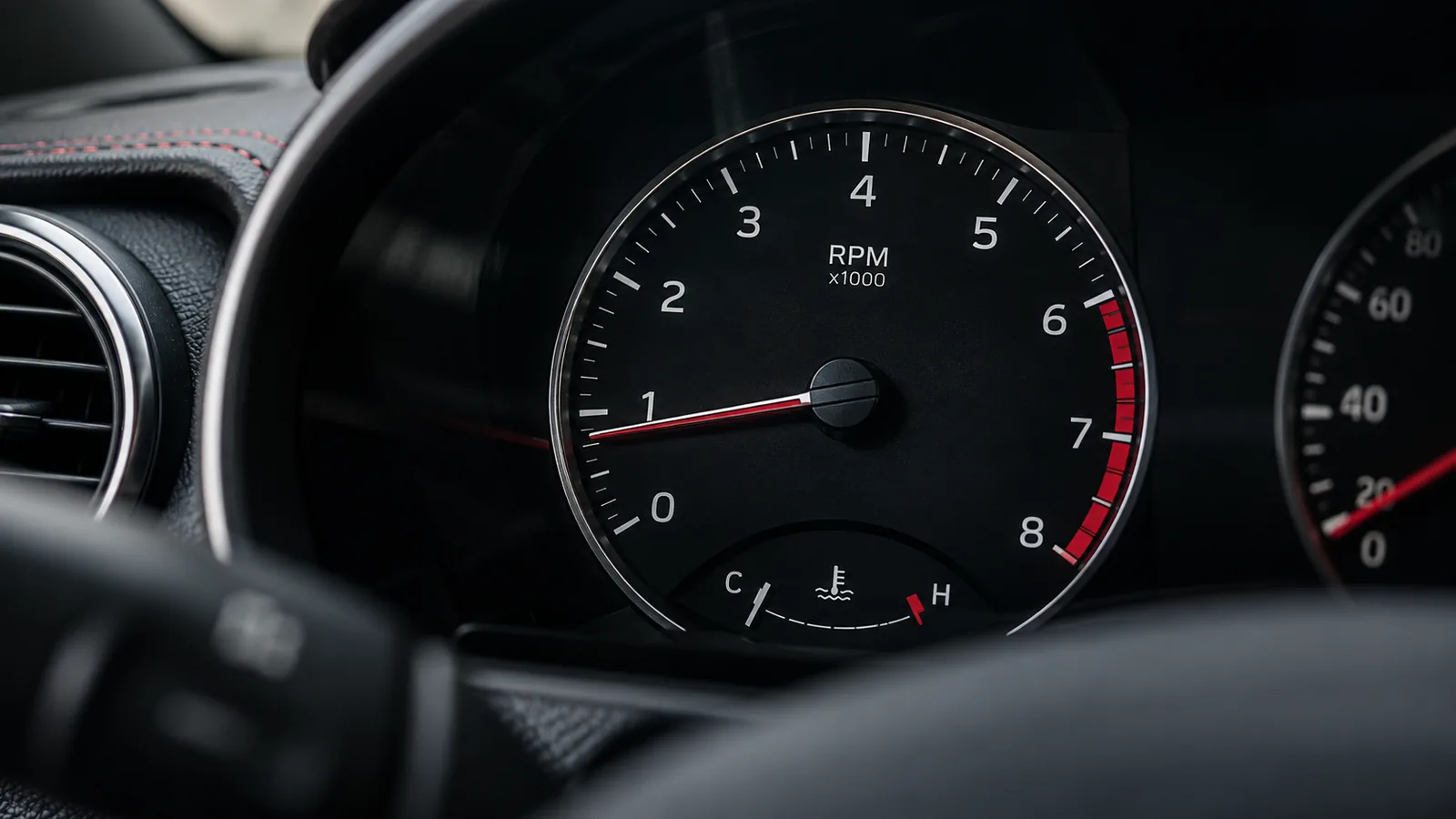 RPM devir göstergesi ve kırmızı devir sınırı alanı